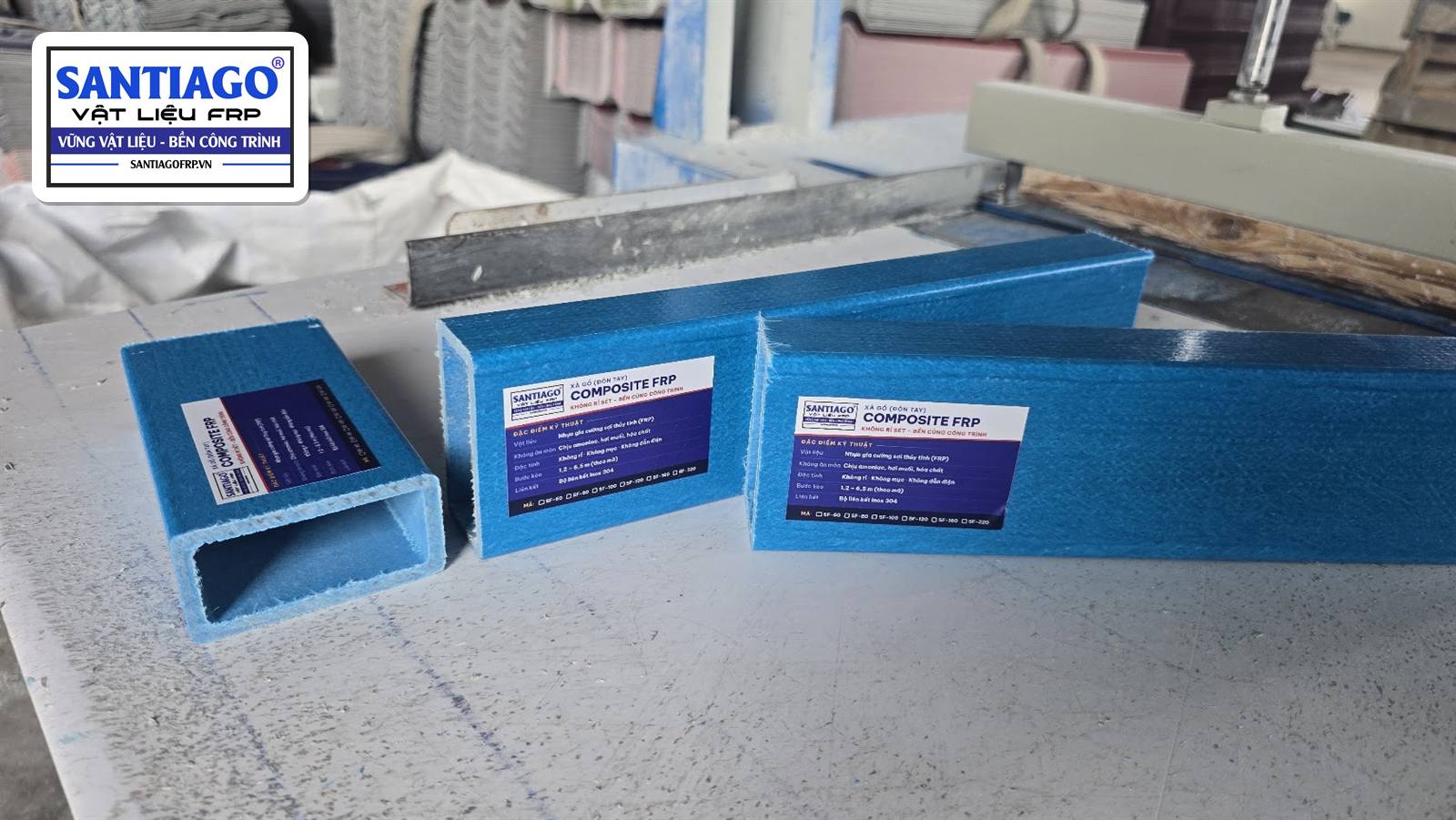 Ba cỡ xà gồ hộp composite xanh có nhãn