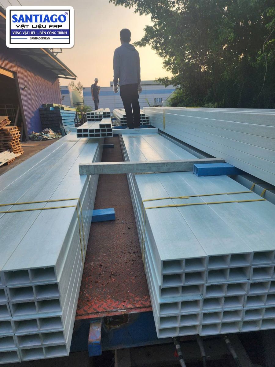 Bó thanh hộp composite dài chất trên xe