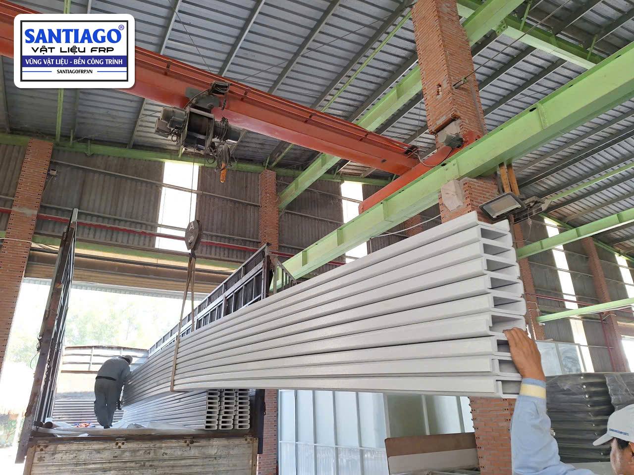 Cẩu thanh composite lên xe