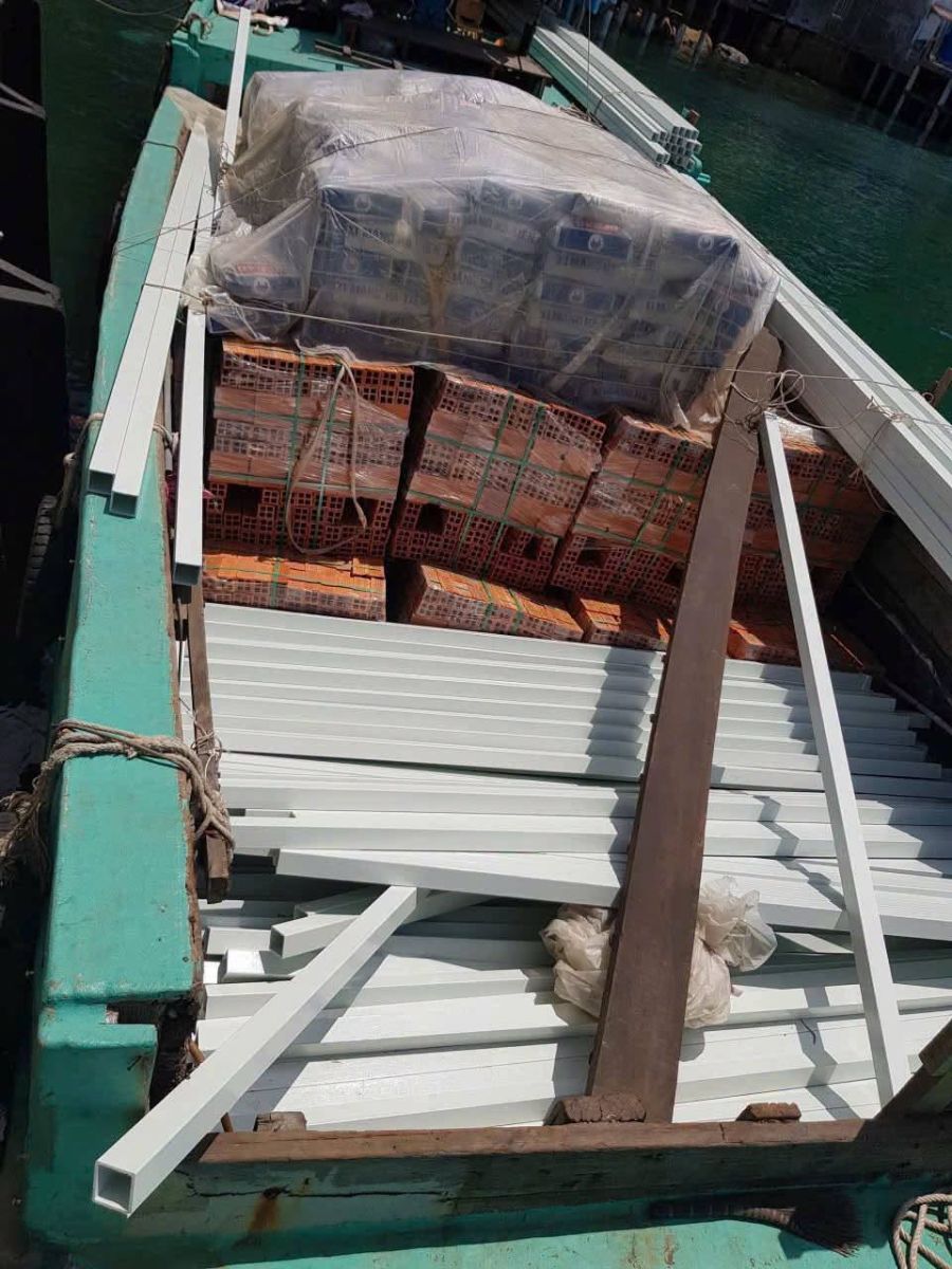 Thanh composite chở bằng ghe
