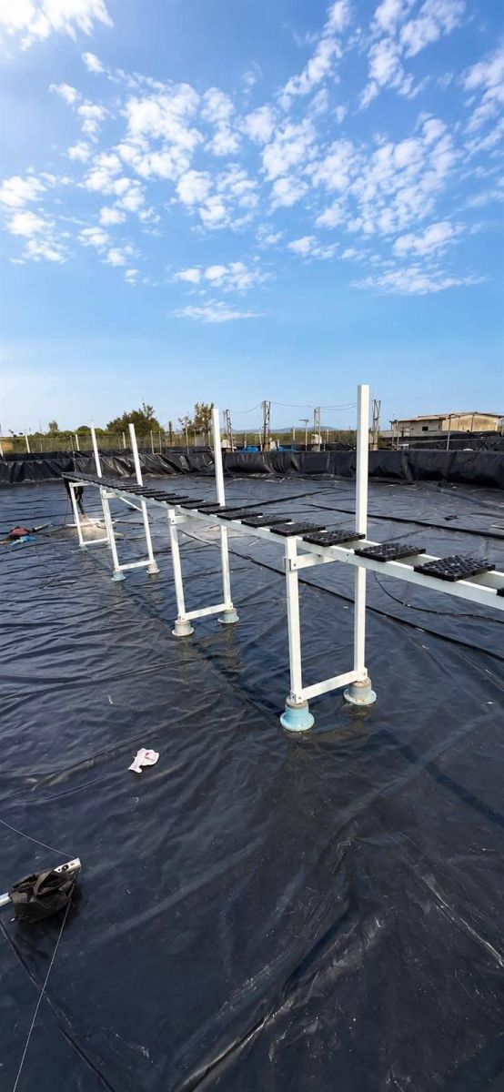 Hàng giá đỡ ống composite dọc ao lót bạt