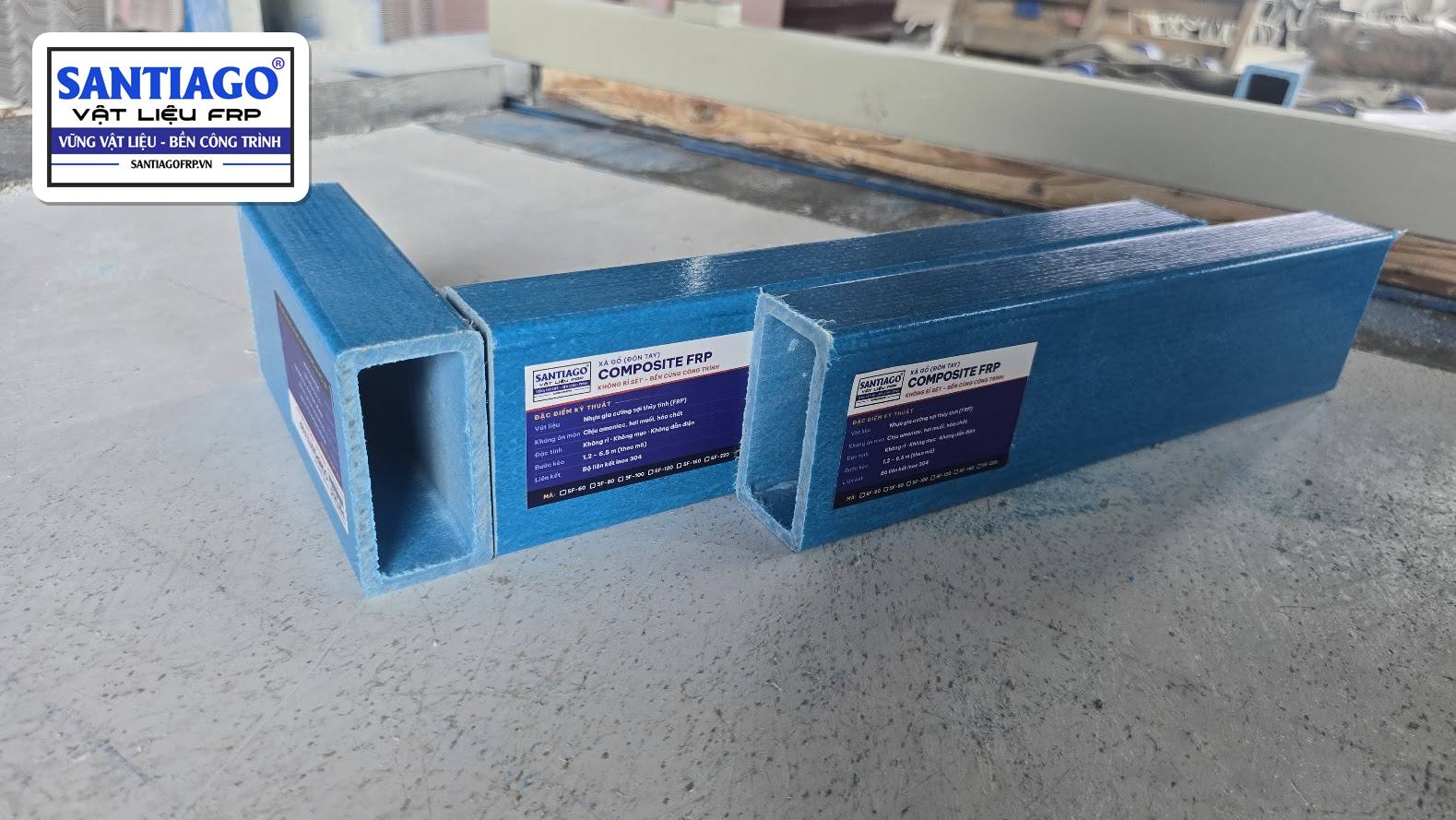 Hai thanh xà gồ composite xanh có nhãn Santiago