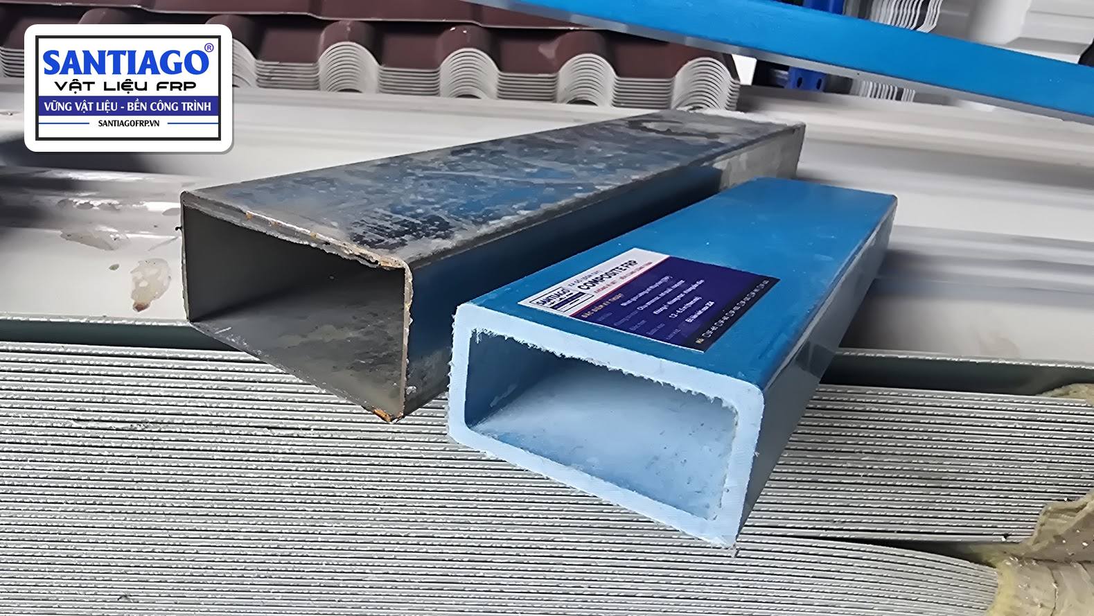Hộp thép rỉ mép đặt cạnh xà gồ composite xanh