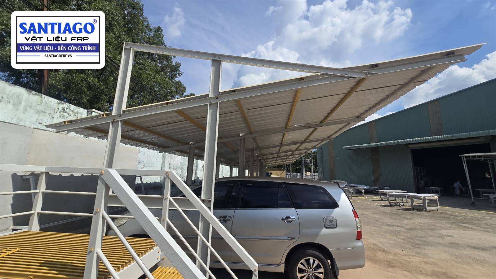 Mái che xà gồ composite và cầu thang FRP cạnh nhà xưởng