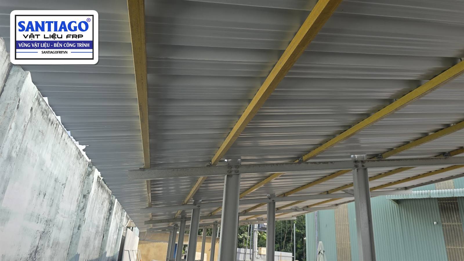 Mái che dài lợp tôn trên xà gồ composite