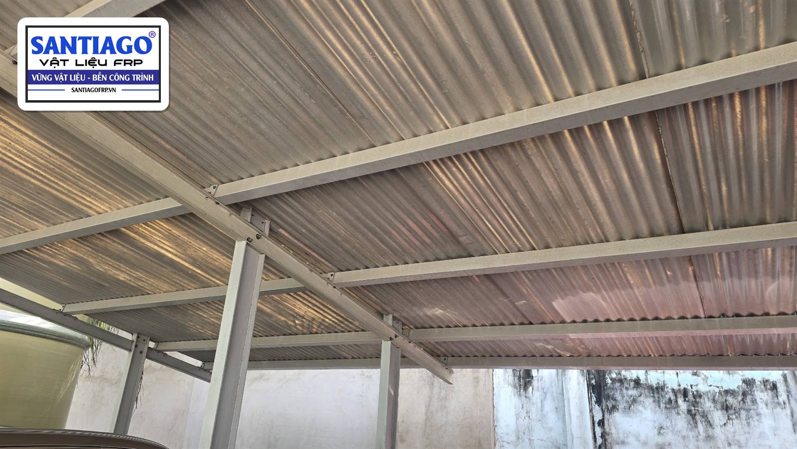 Mái tôn trên xà gồ composite trong khuôn viên nhà xưởng