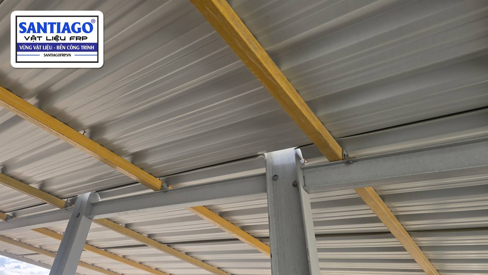 Xà gồ composite vàng đỡ mái tôn, nhìn từ dưới