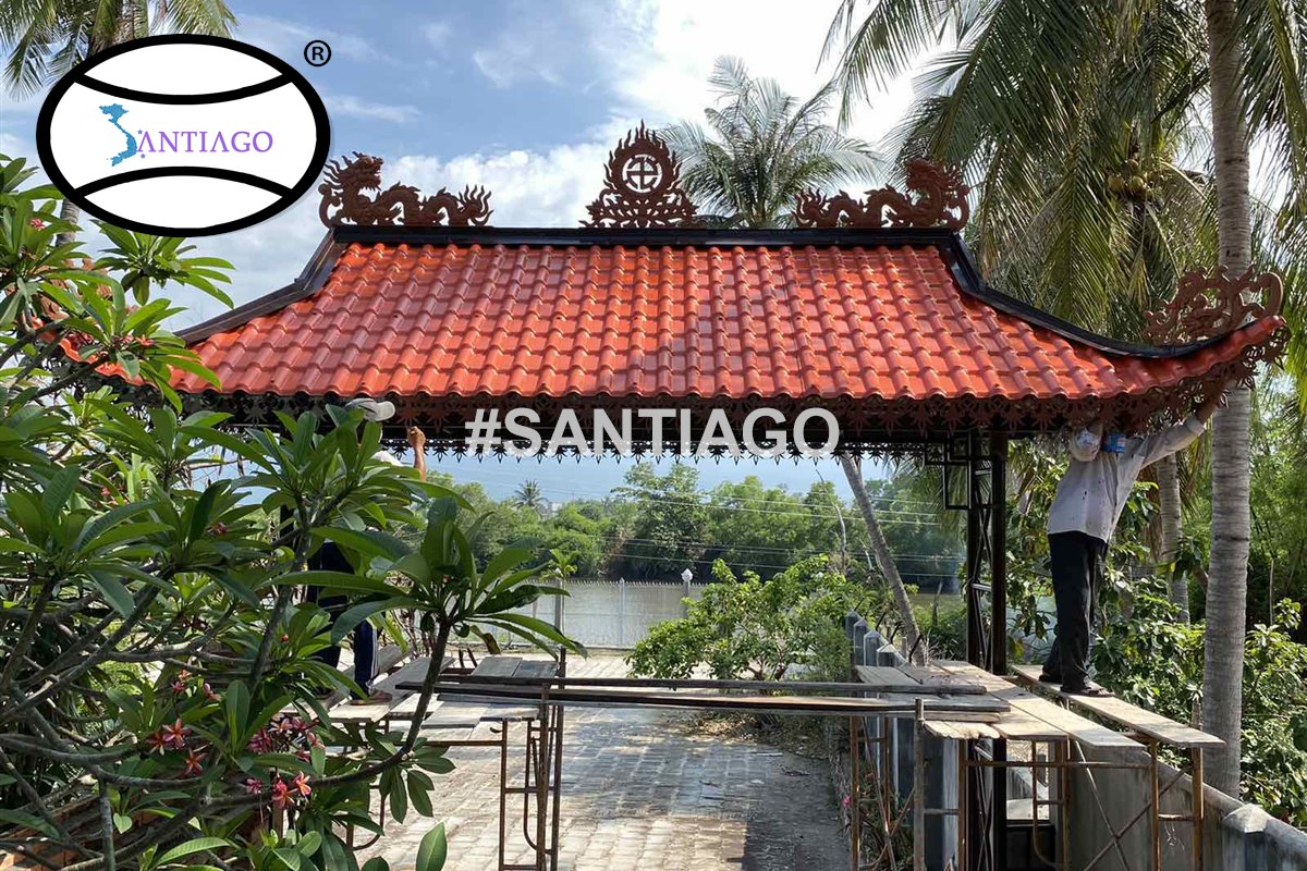 Mái ngói nhựa Santiago màu đỏ trên công trình kiểu chùa