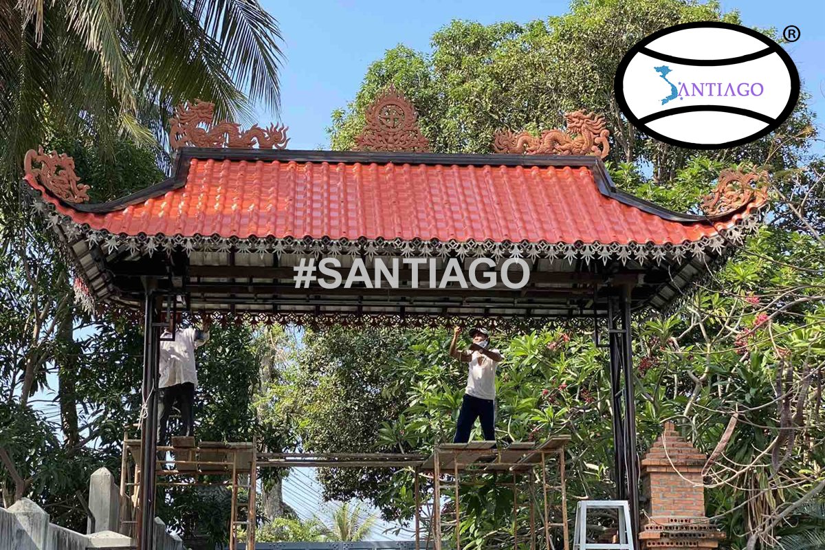 Thợ đang hoàn thiện mái ngói nhựa Santiago kiểu chùa