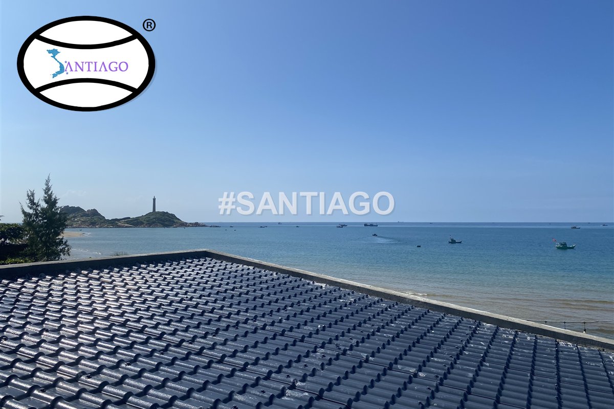 Mái ngói nhựa Santiago màu xám trên công trình sát biển