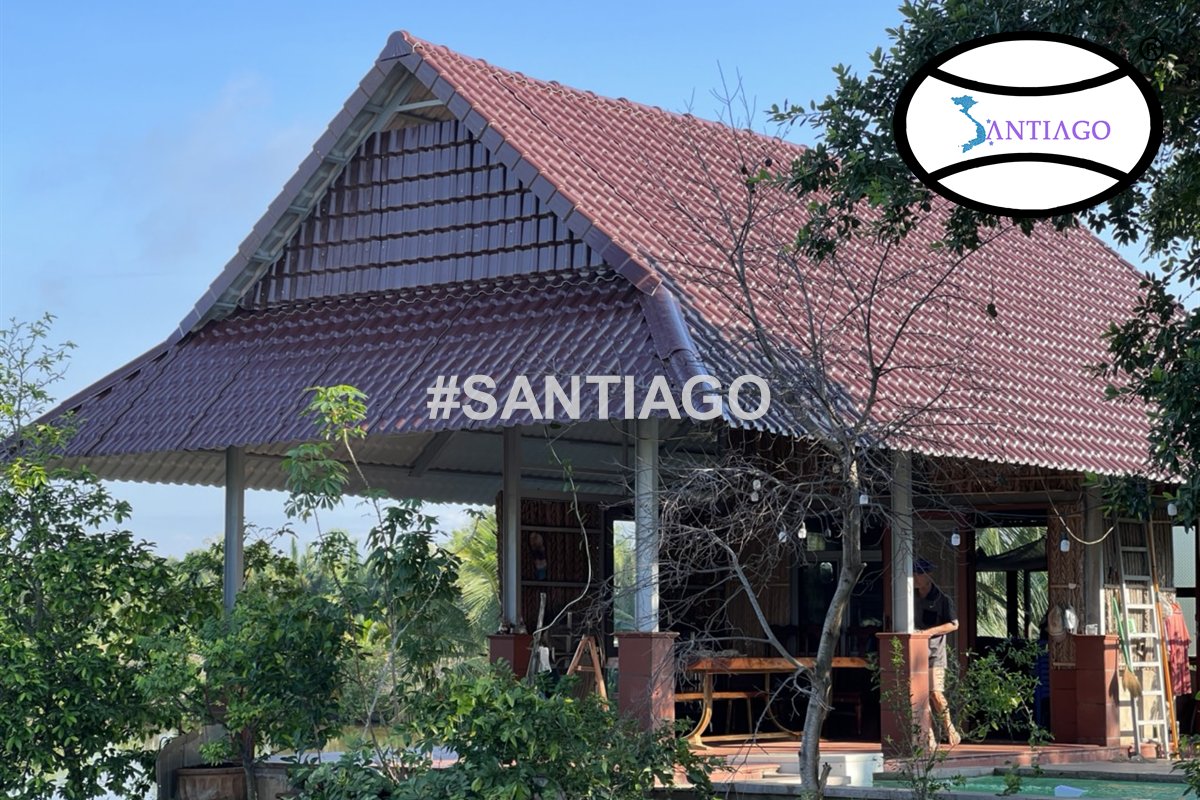 Mái ngói nhựa Santiago màu đỏ đô trên nhà gỗ