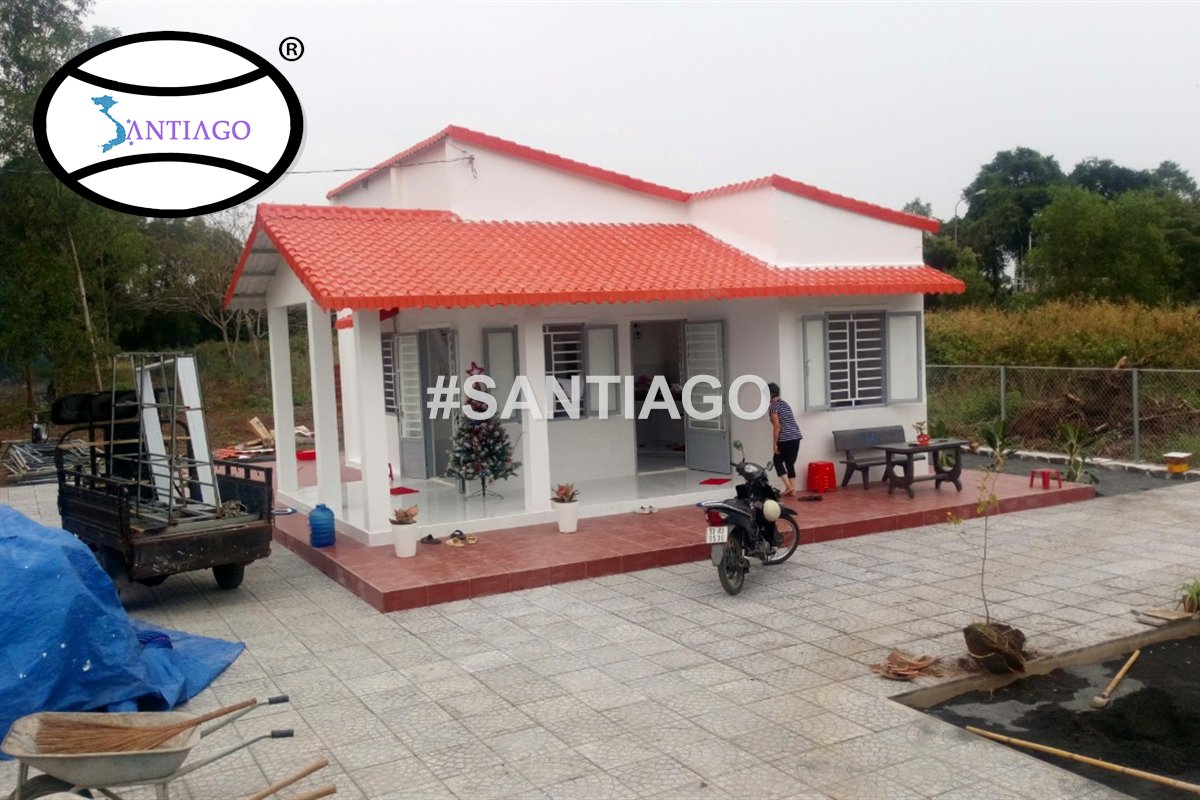 Ngói nhựa Santiago màu đỏ ngói trên nhà một tầng