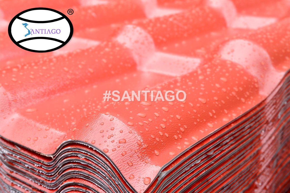 Tấm ngói nhựa Santiago màu đỏ ngói xếp chồng, nhìn từ mép tấm