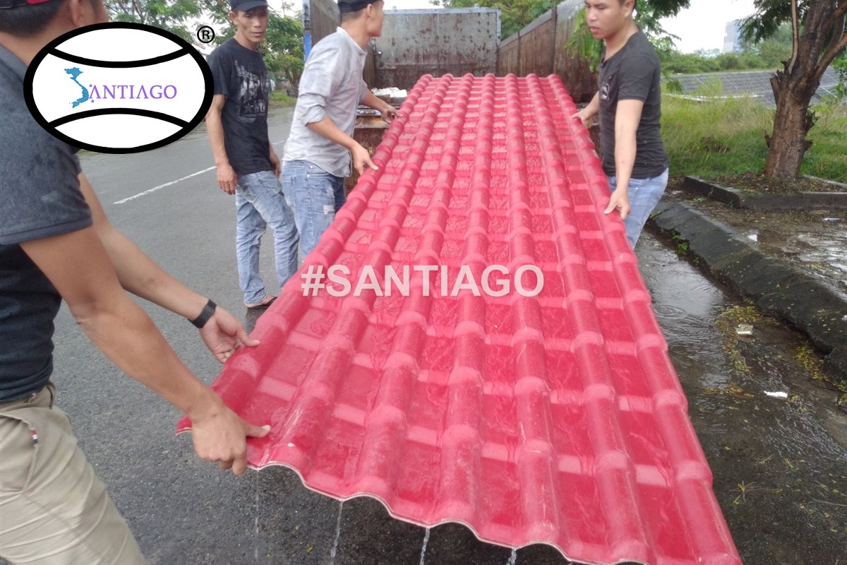 Thợ đưa tấm ngói nhựa Santiago lên lợp