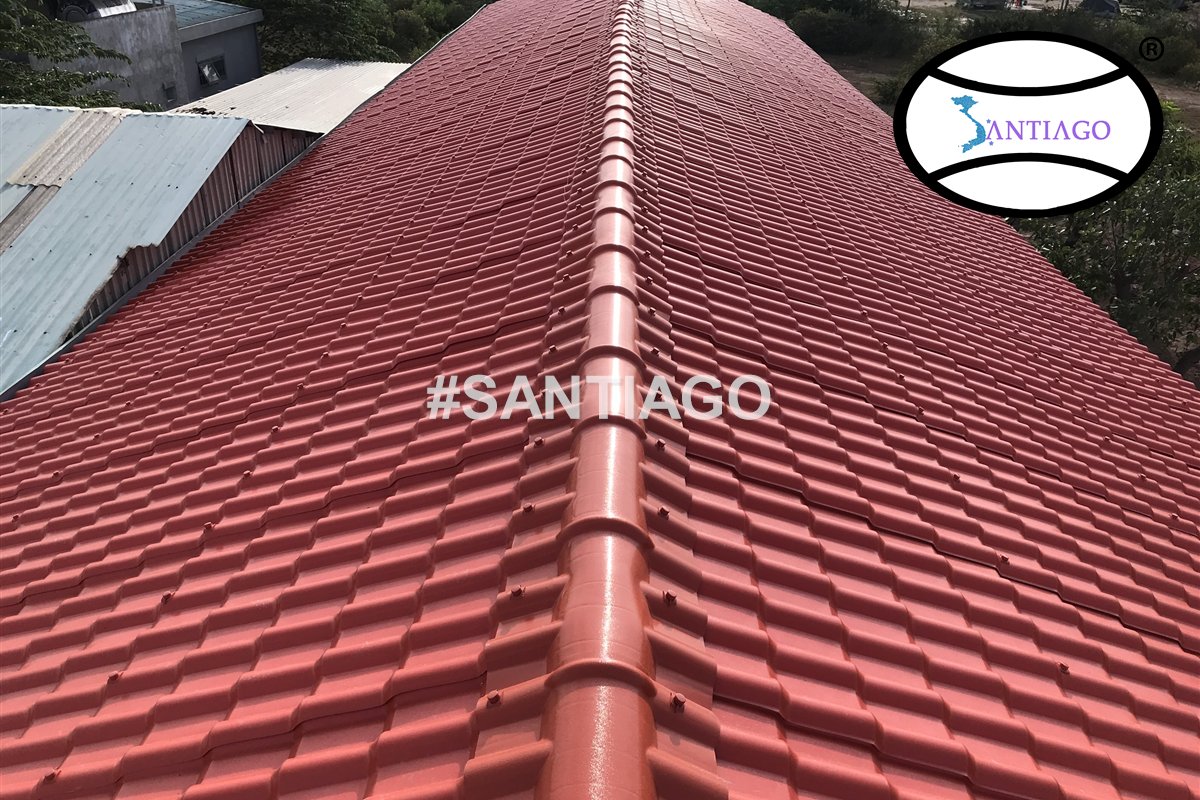 Hàng úp nóc trên mái ngói nhựa Santiago màu đỏ