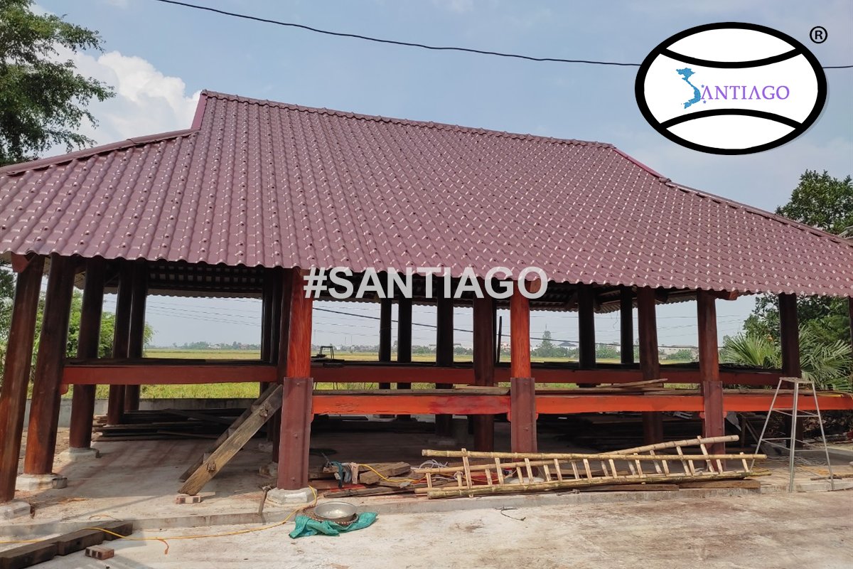 Mái ngói nhựa Santiago màu đỏ trên nhà gỗ, công trình thực tế