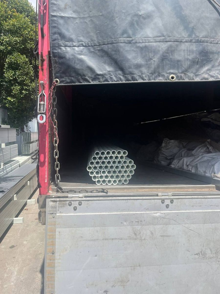 Ống composite xếp trong thùng xe tải