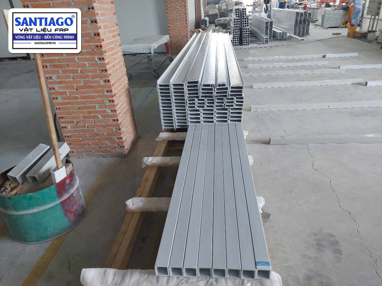 Thanh hộp composite xếp trong kho