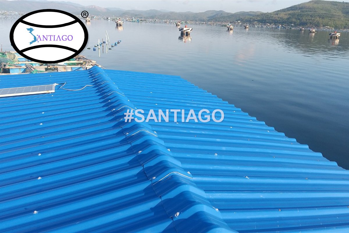 Mái tôn nhựa Santiago màu xanh dương sát mặt nước biển