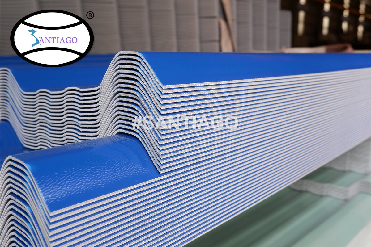 Tôn nhựa PVC/ASA Santiago màu xanh dương xếp chồng tại nhà máy