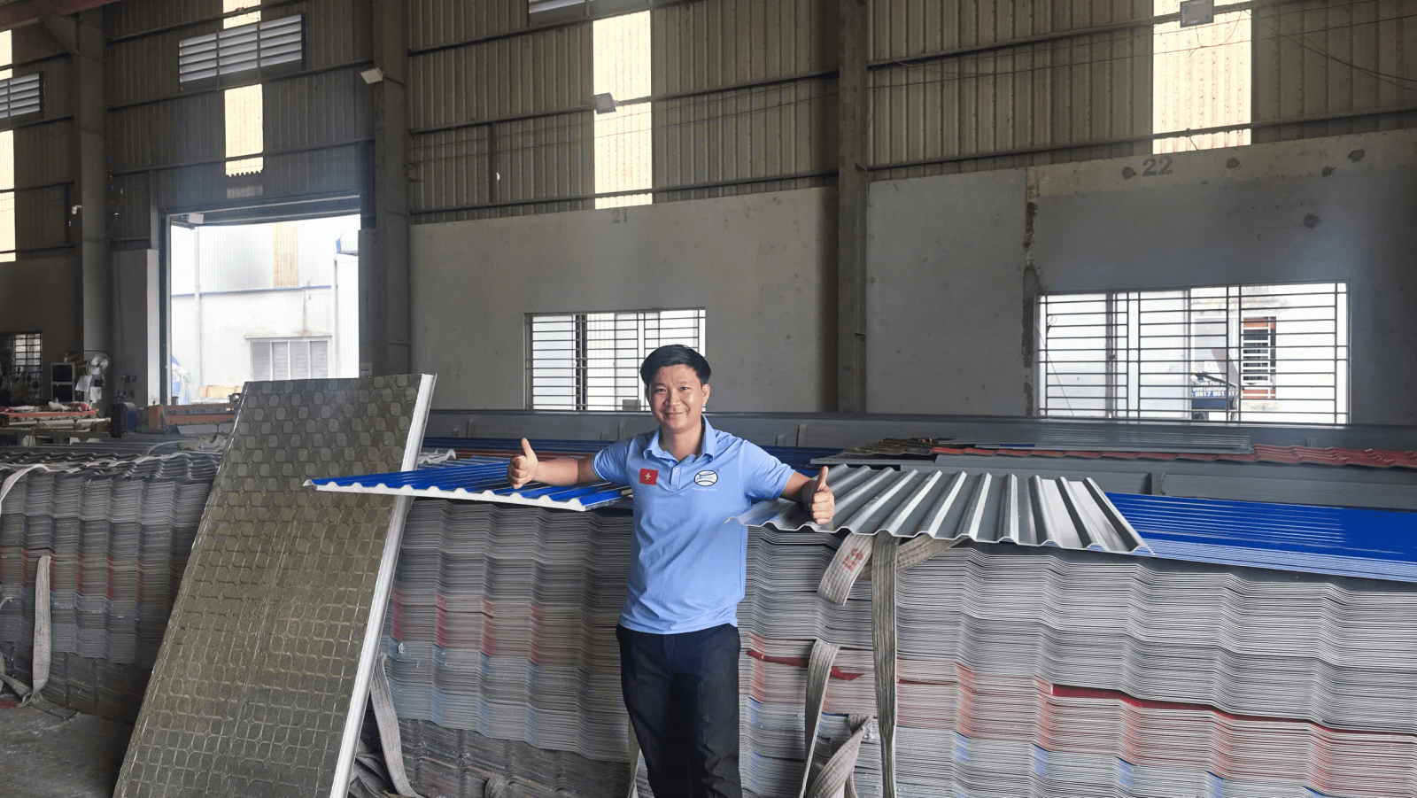 Thi công tôn nhựa xốp PU