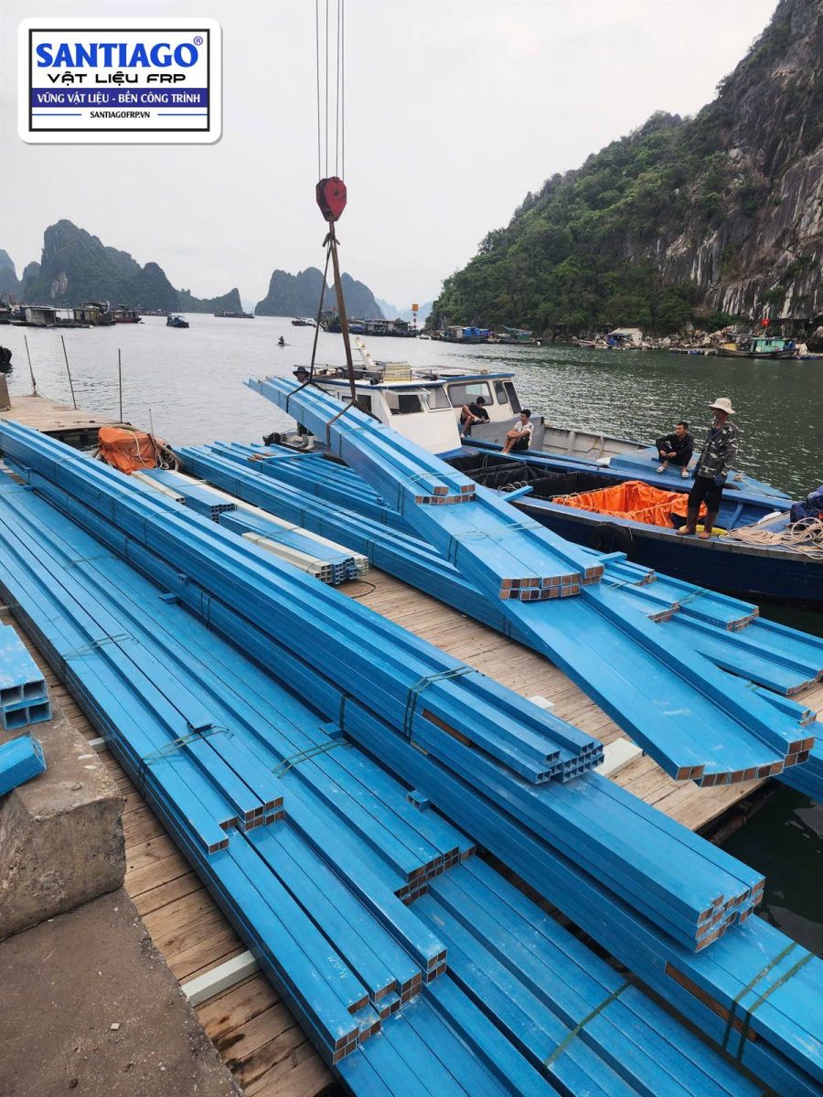 Chở xà gồ composite bằng thuyền