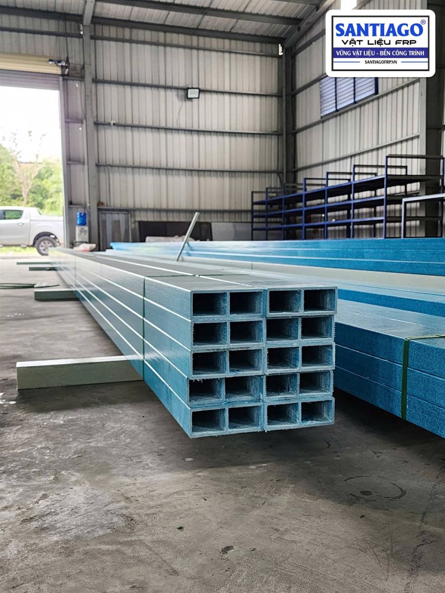 Bó thanh hộp composite xanh trong nhà xưởng