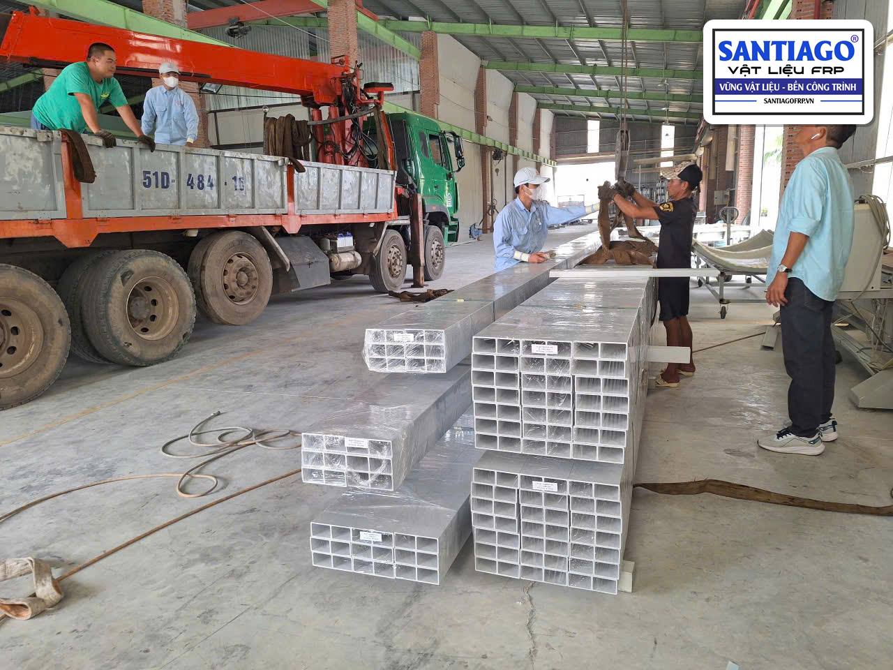Xe cẩu bốc thanh hộp composite