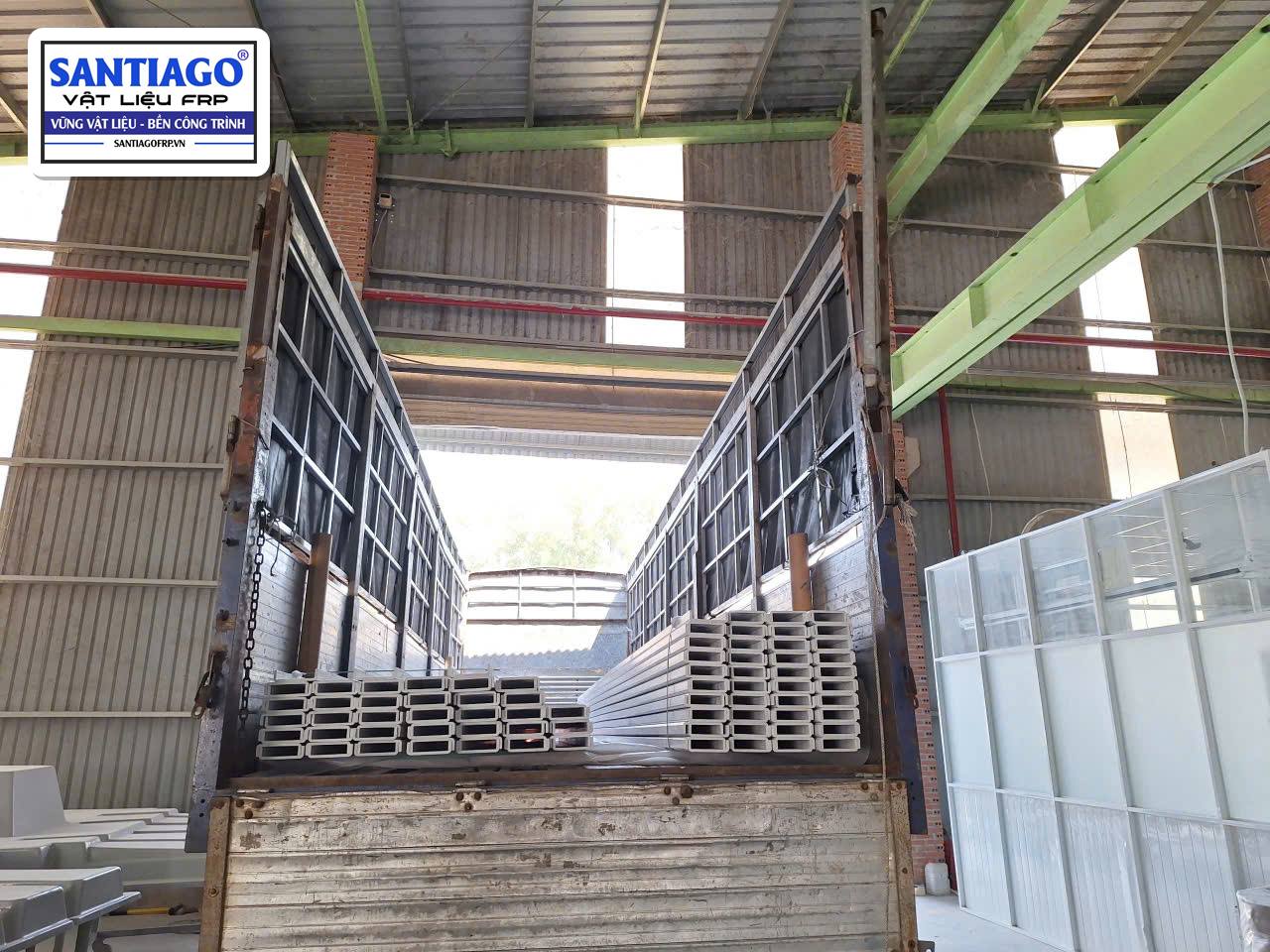 Xếp thanh composite lên container